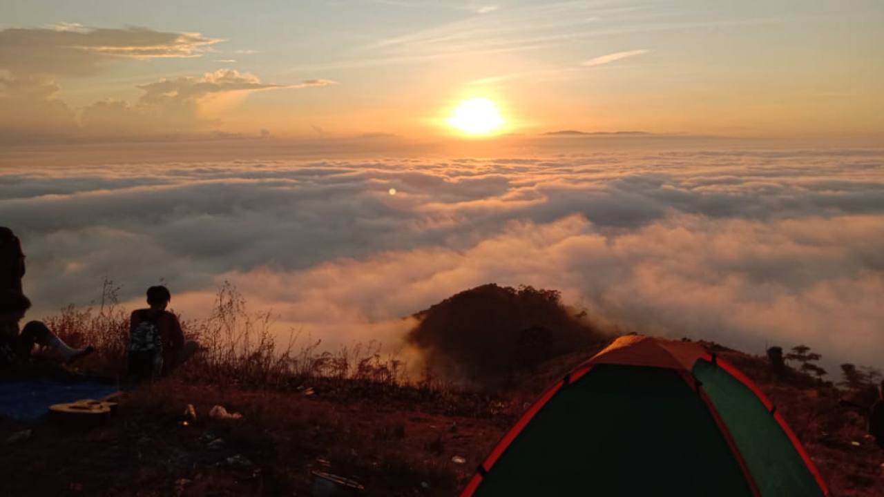 Melewati Malam Pergantian Tahun di Puncak Ahuawali