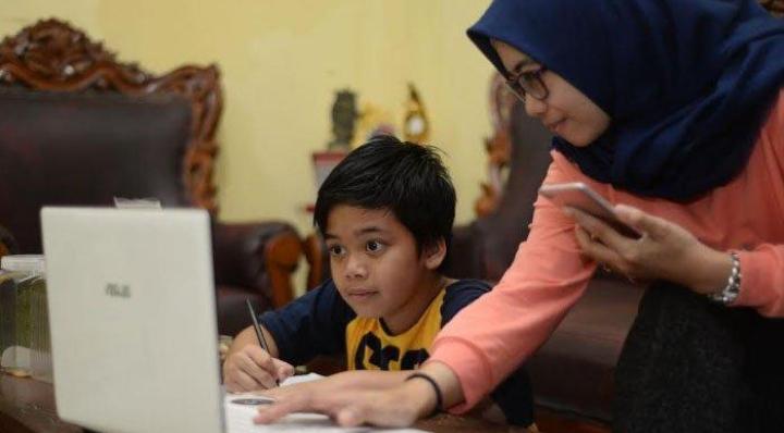 Orang Tua Siswa Mengaku Kewalahan Jadi Guru Dadakan Anak Belajar Online