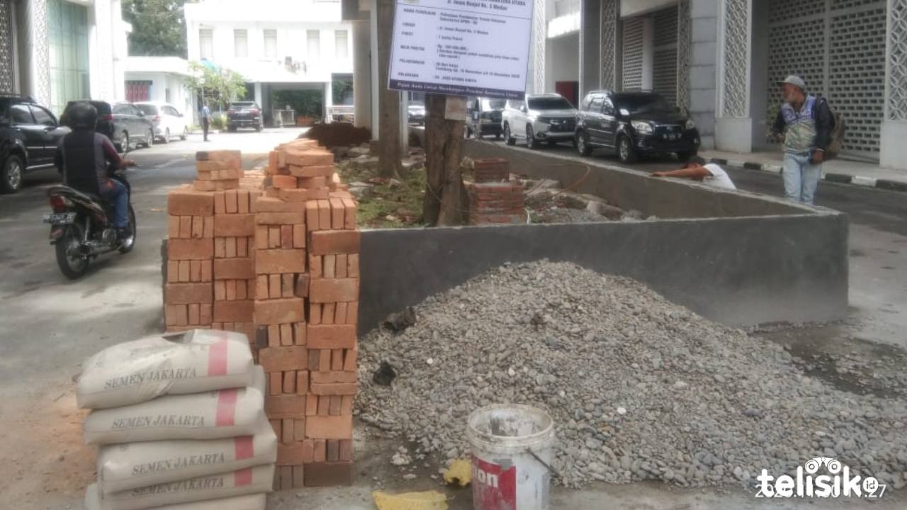 Pembuatan Taman Halaman Sekretariat DPRD Sumut Dikritik