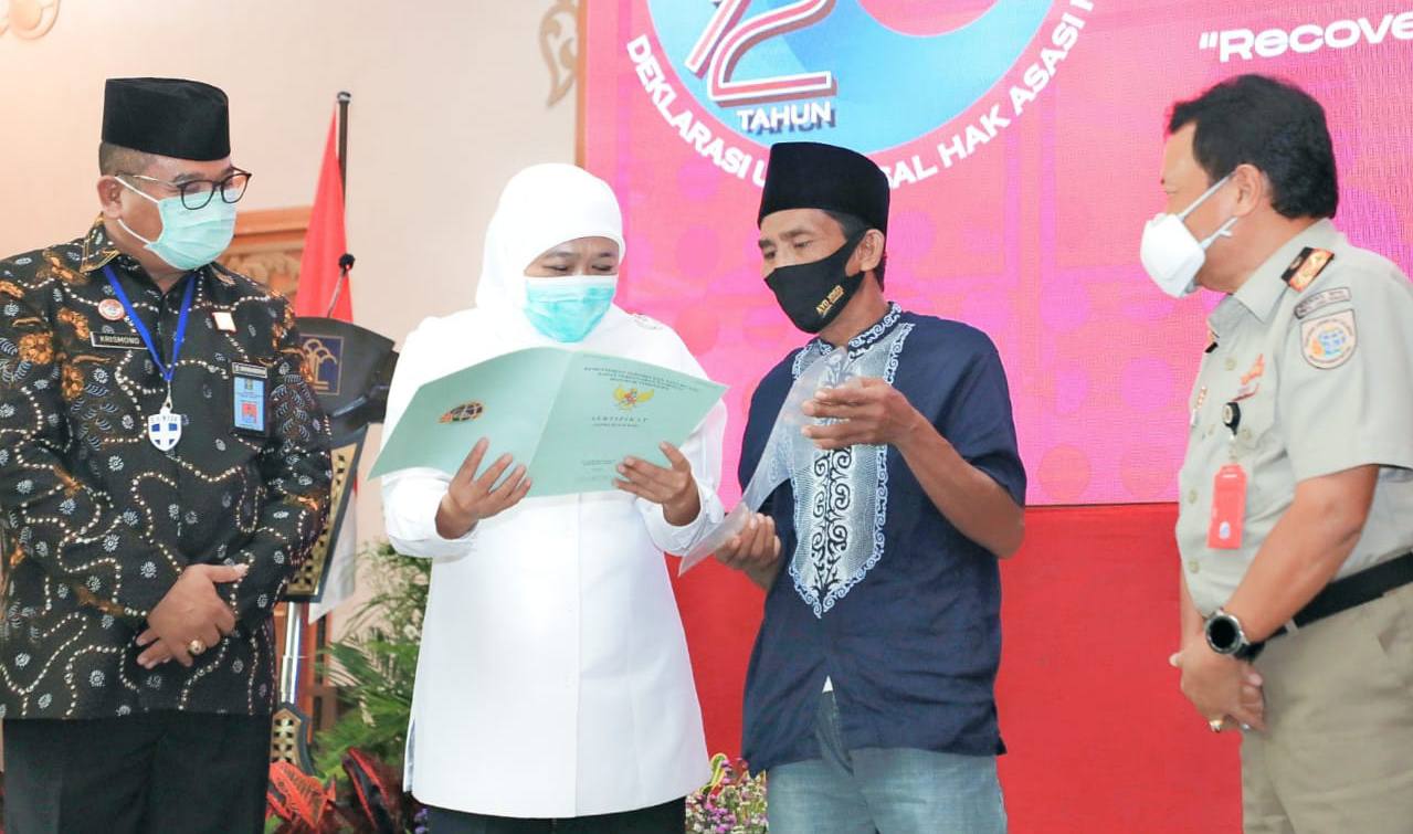 Peringati Hari HAM, 239 Warga Syiah Terima Sertifikat Tanah