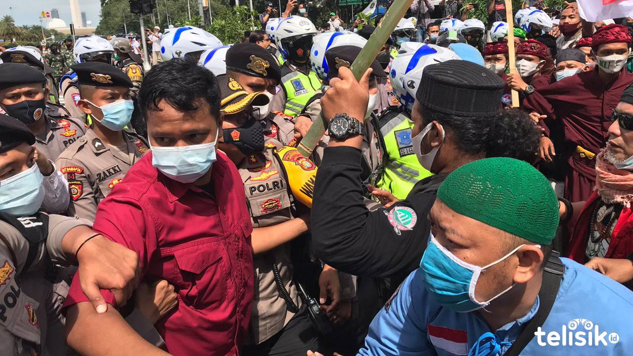 Polisi Bubar Paksa Aksi 1812 di Patung Kuda