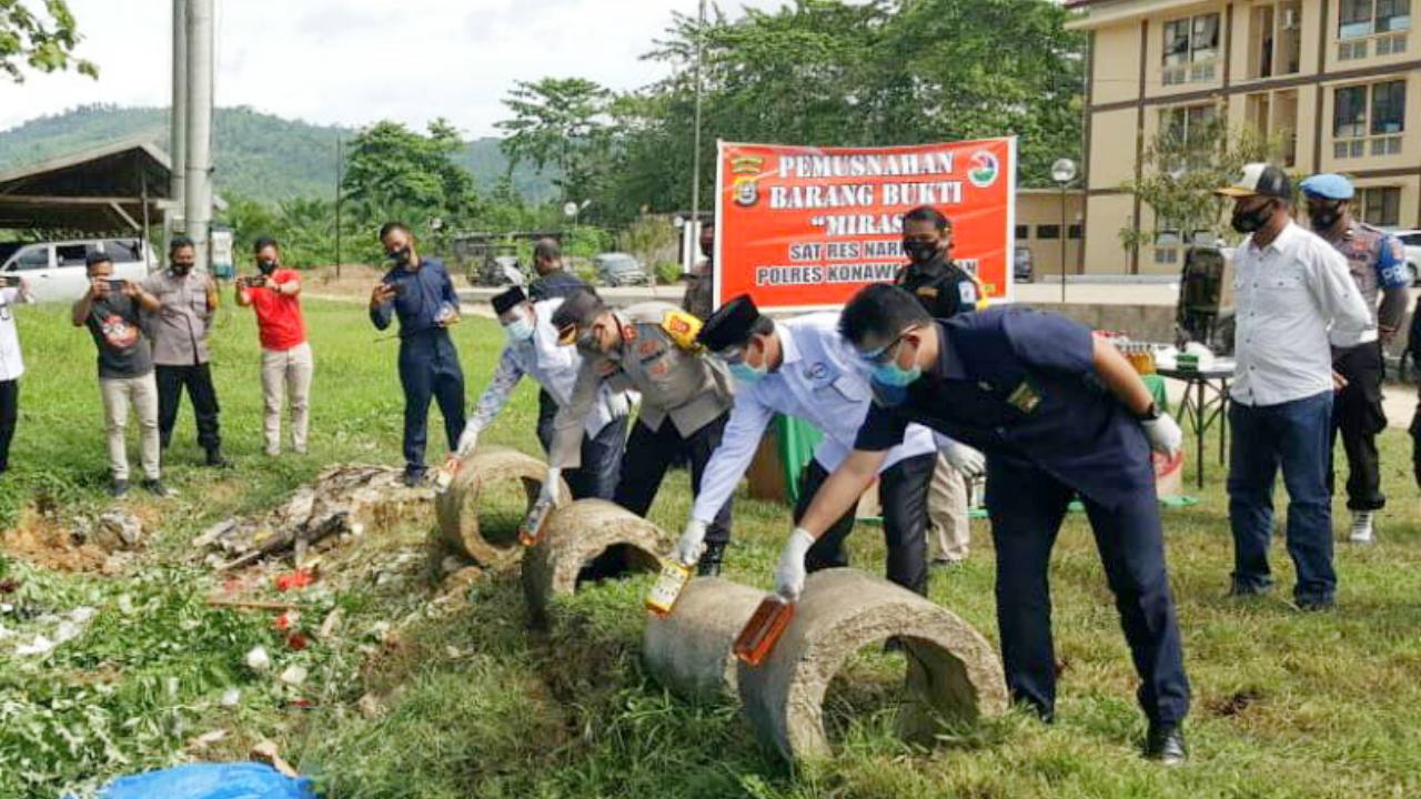 Polres Konsel Musnahkan 307 Botol Miras Hasil Sitaan Selama 2020