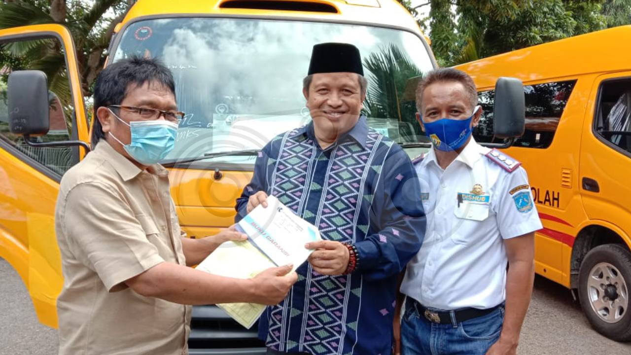 Ridwan Bae Serahkan Tiga Unit Bus Sekolah