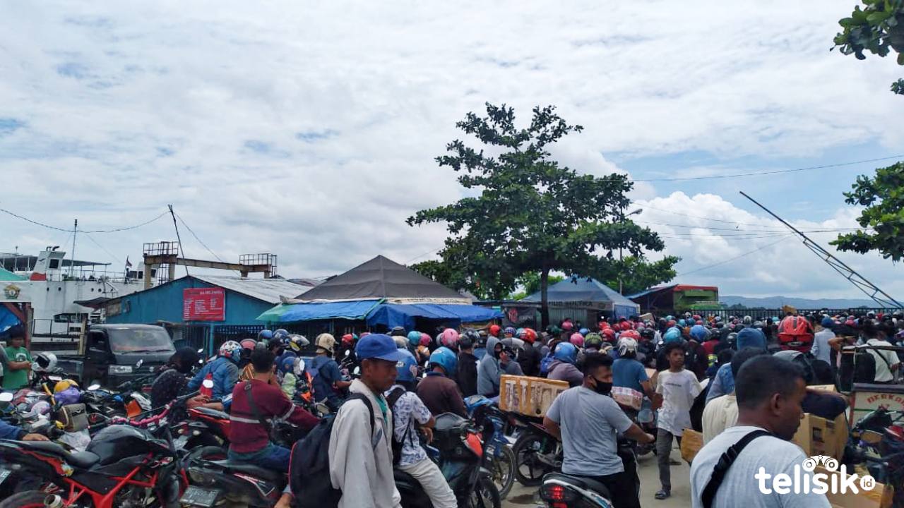Sehari Jelang Pilkada Ratusan Penumpang Padati Pelabuhan Kendari-Wawonii