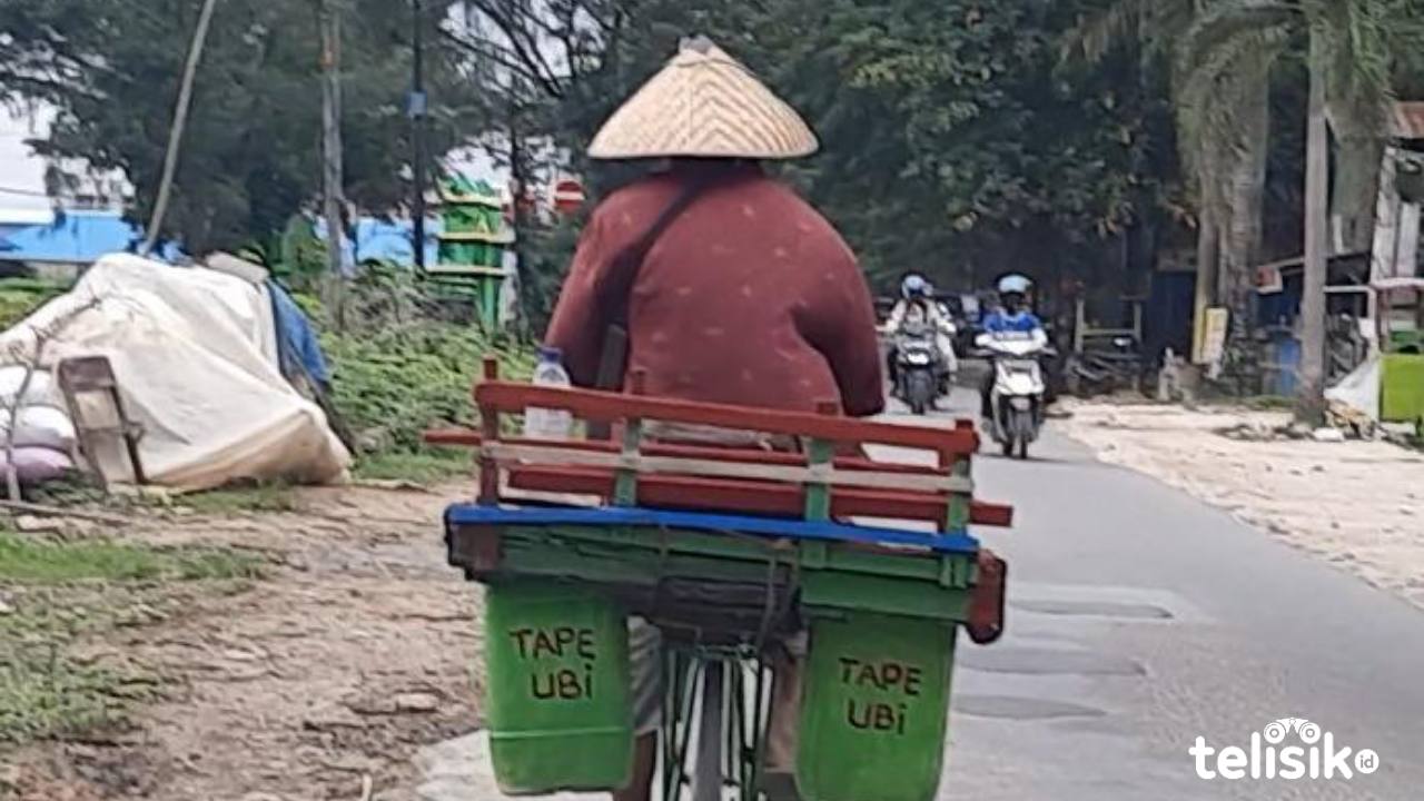 Tak Mau Repotkan Orang, Kakek Ini Memilih Jualan Tape Ubi Pakai Sepeda Onthel