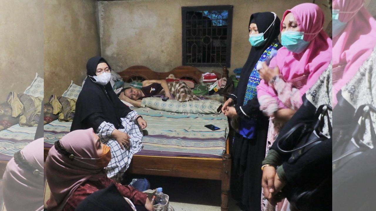 TP-PKK Kendari Kunjungi Dua Warga Lansia yang Sakit