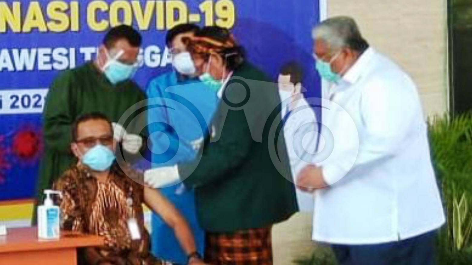 Gubernur Tak Penuhi Kriteria, Rektor UHO Orang yang Pertama Divaksin