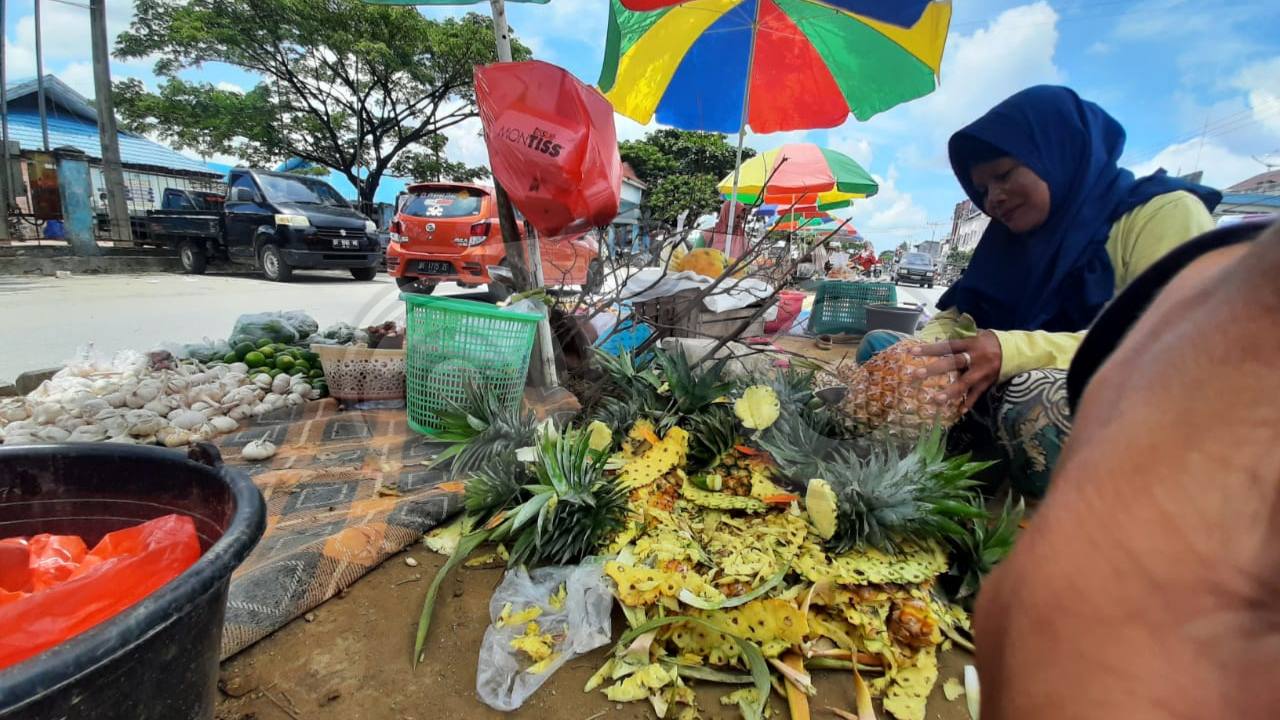 Curhatan Pedagang yang Mangkal di Tengah Trotoar Jalan