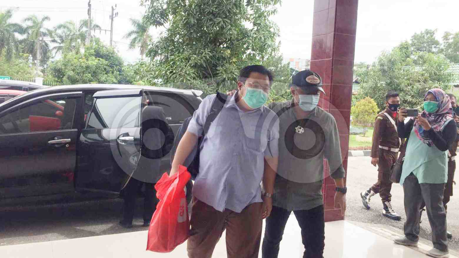 Dua Tersangka Suap Alat PCR Dinkes Sultra Tiba di Kejati Sultra