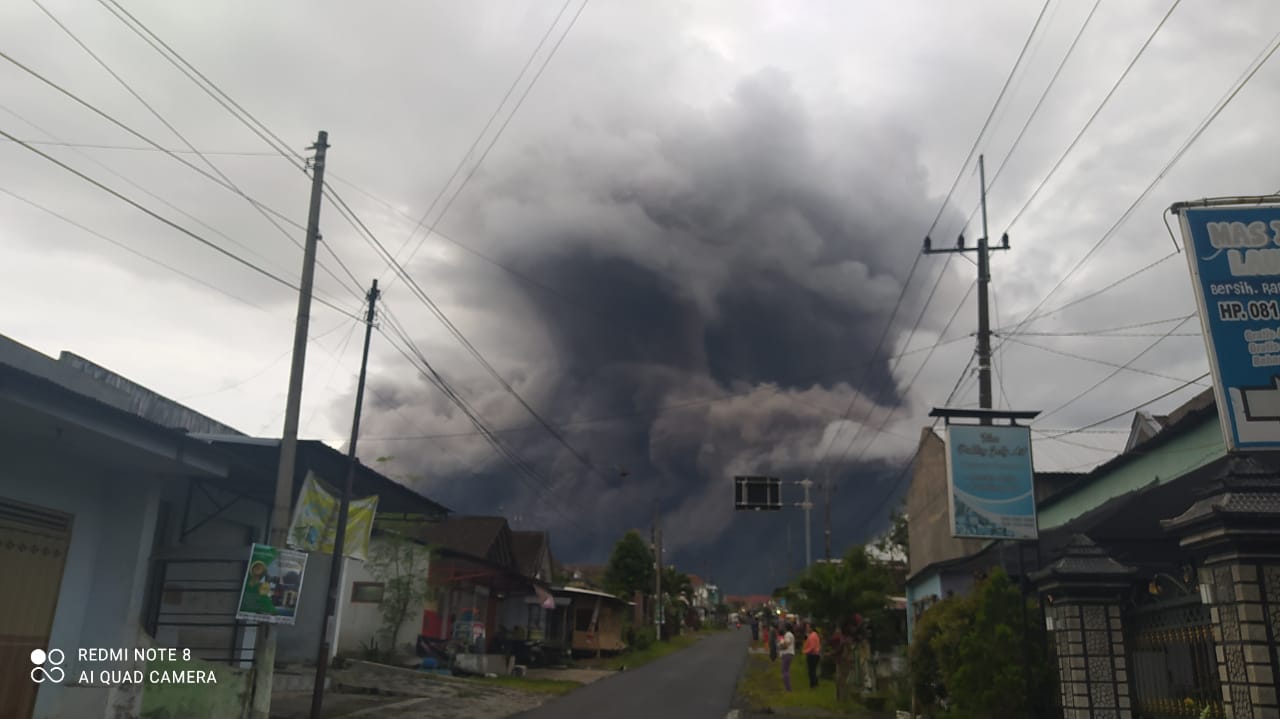 Gunung Semeru Muntahkan Awan Panas, Warga Diwarning Menjauh