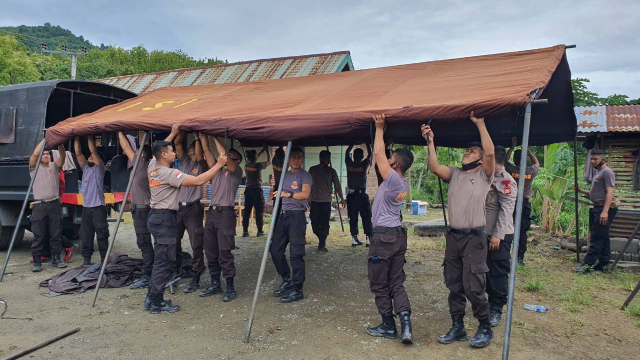 Hari Pertama Misi Kemanusiaan Gempa Sulbar, Brimob Polda Sulsel Bangun Dapur Umum