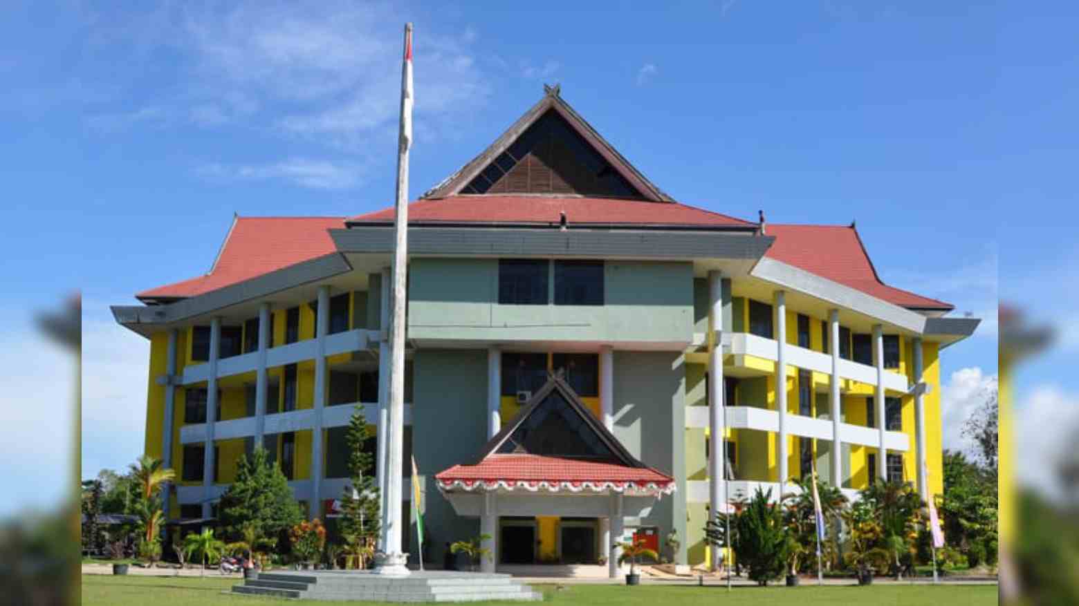 Ikuti Arahan Pusat, UHO Komitmen Terapkan Prokes COVID-19