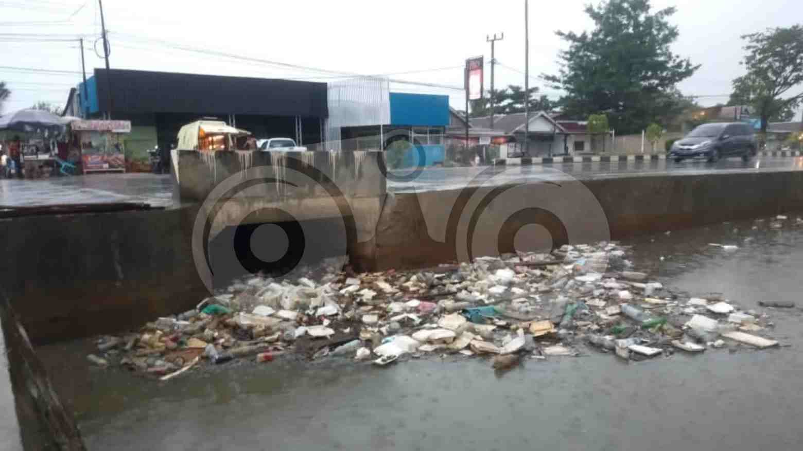 Pasca Banjir, Drainase di Kawasan Eks MTQ Dipenuhi Sampah