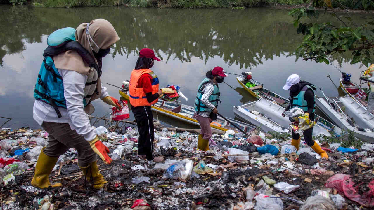 Sampah Meningkat, Pemkot Surabaya Didesak Larang Penggunaan Plastik Sekali Pakai