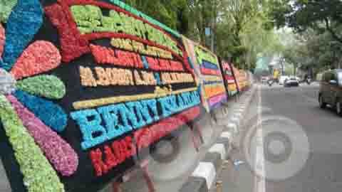 Ratusan Karang Bunga Pelantikan Menantu Jokowi Halangi Pejalan Kaki