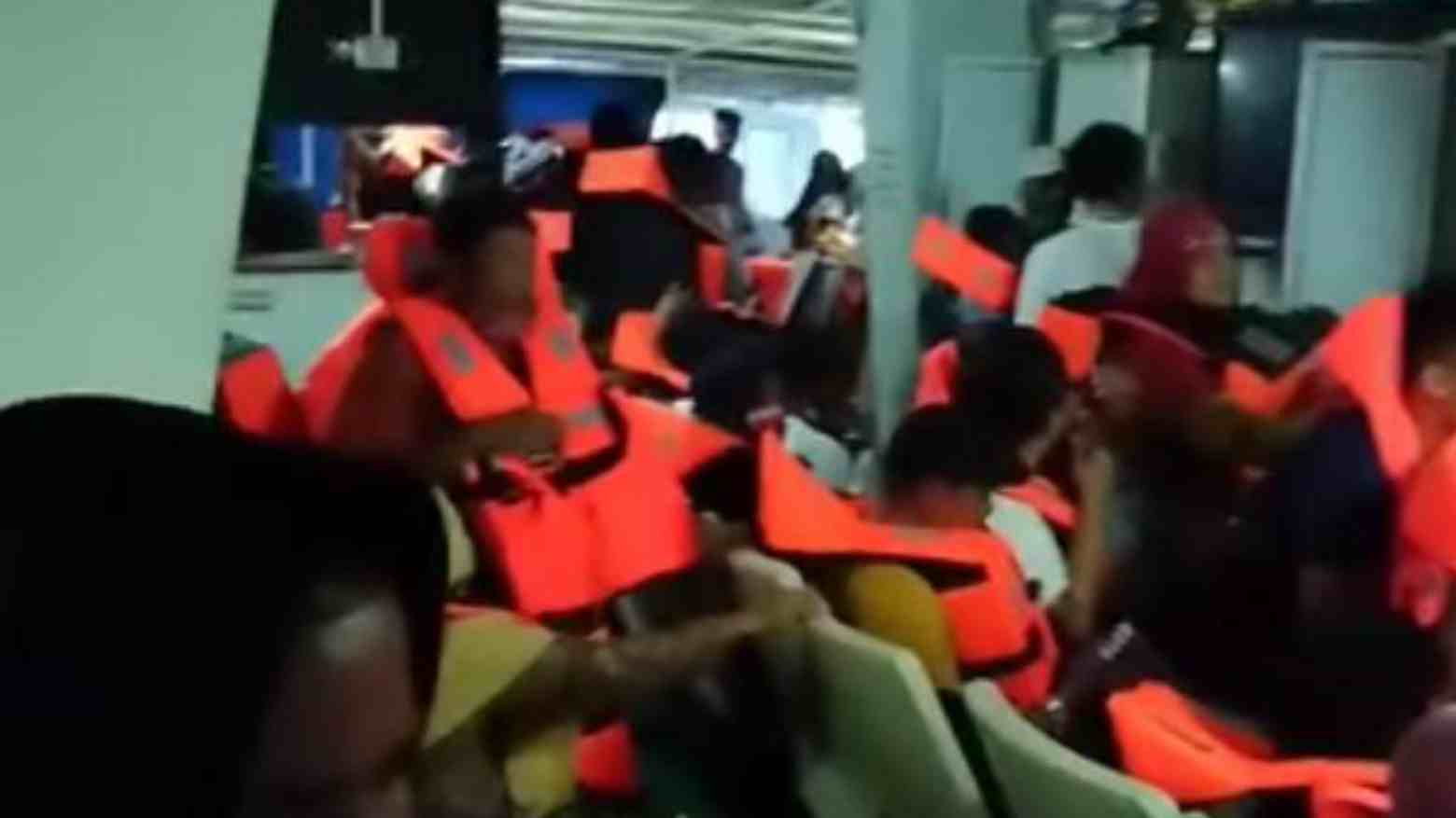 Feri Waara-Baubau Digoyang Ombak, Penumpang Pakai Jaket Pelampung sambil Nangis