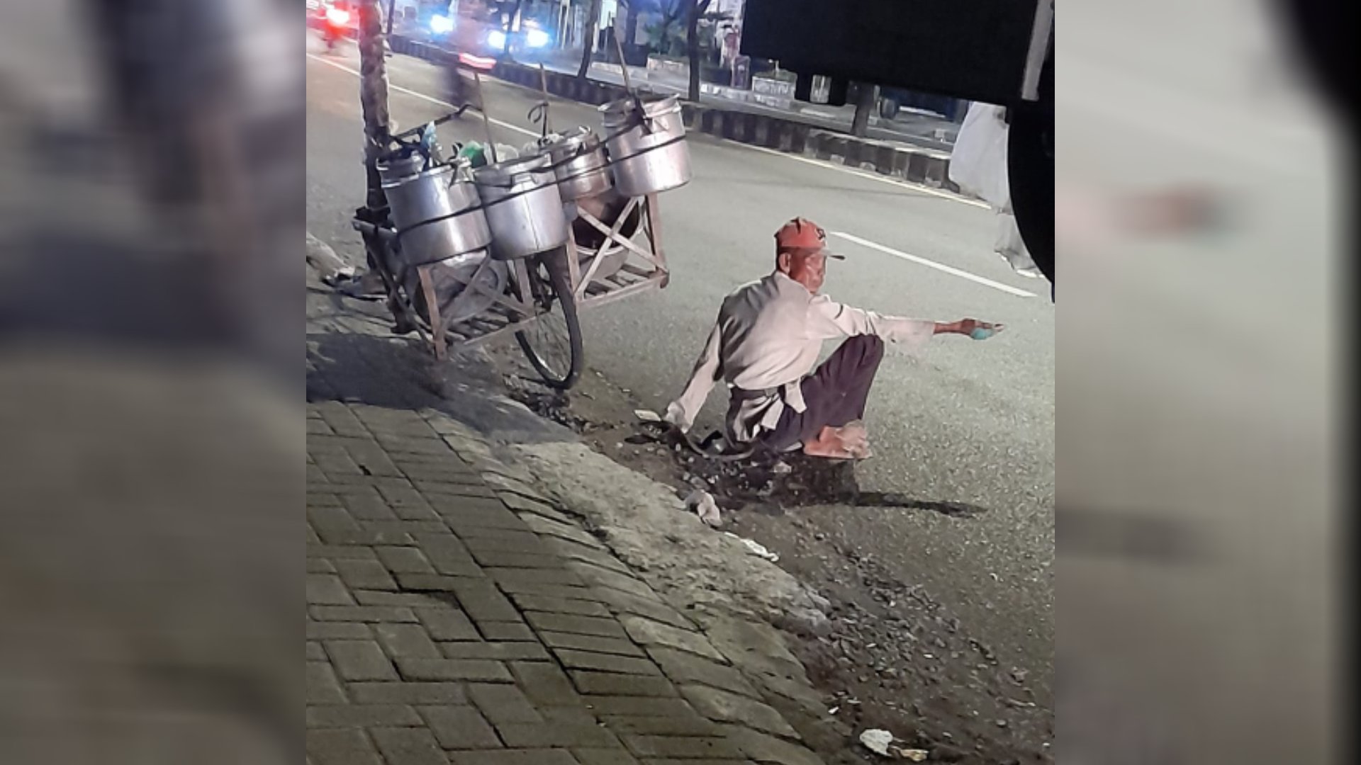 Jasanya Tidak Laku, Tukang Servis Panci Ini Terpaksa Mengemis