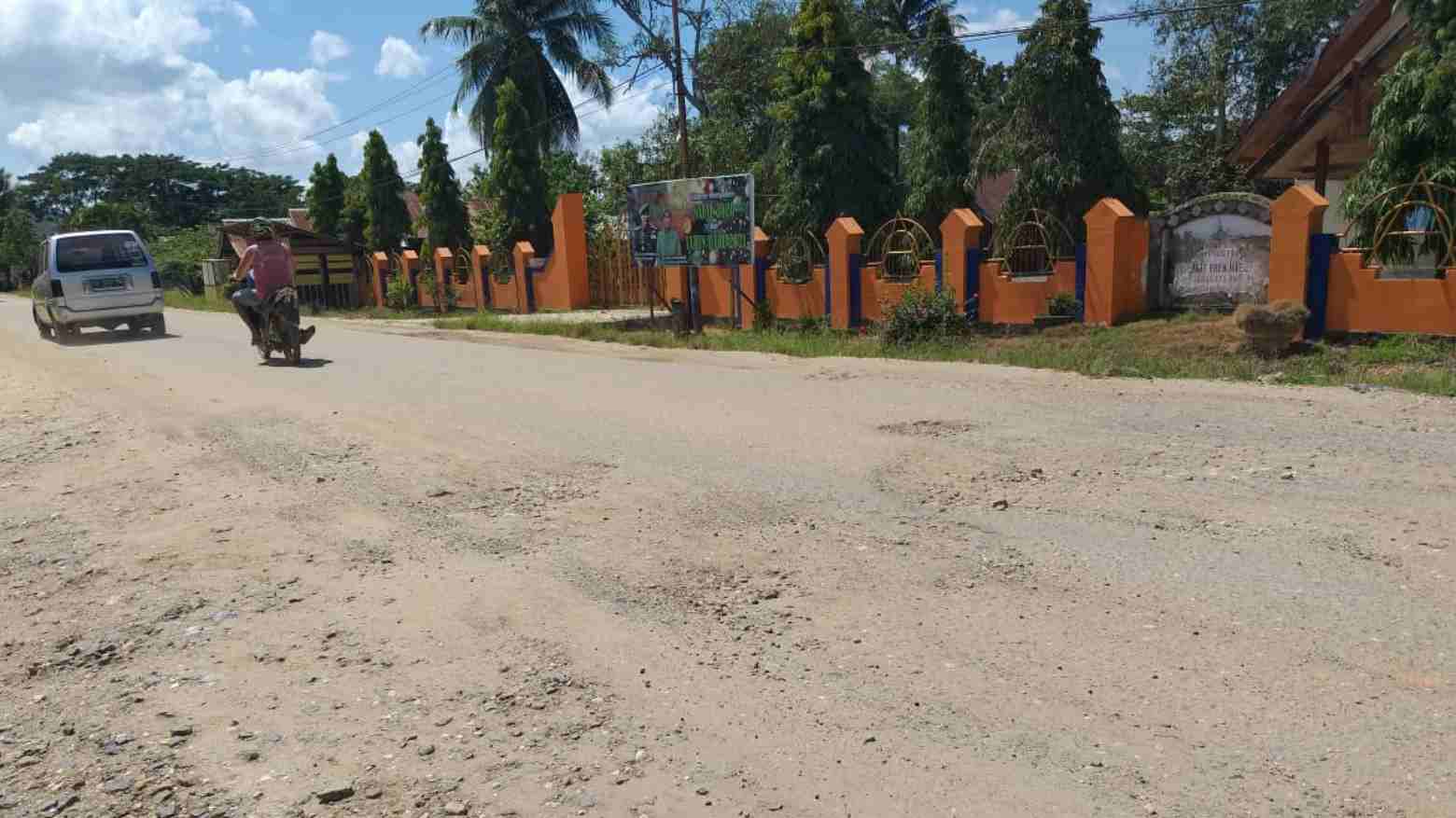 Masyarakat Kolaka Timur Keluhkan Jalan Rusak Tak Kunjung Diperbaiki