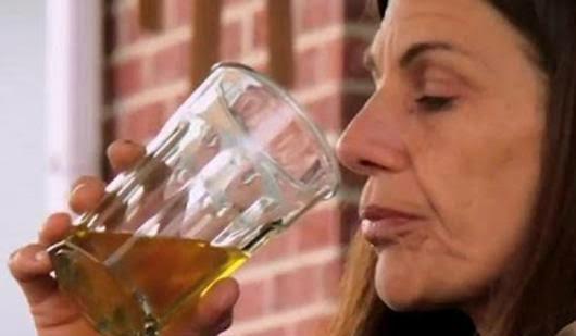 Mengira Bisa Tangkal COVID-19, Seorang Ibu bersama Anaknya Minum Air Kencing