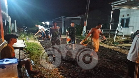 Patut Dicontoh, Warga Patungan Beli Aspal dan Perbaiki Jalan
