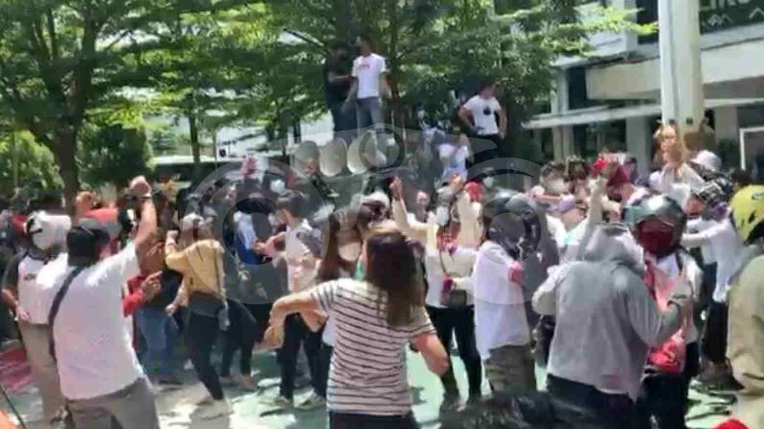 Pekerja Hiburan Malam Geruduk Balai Kota Diiringi Musik Dj