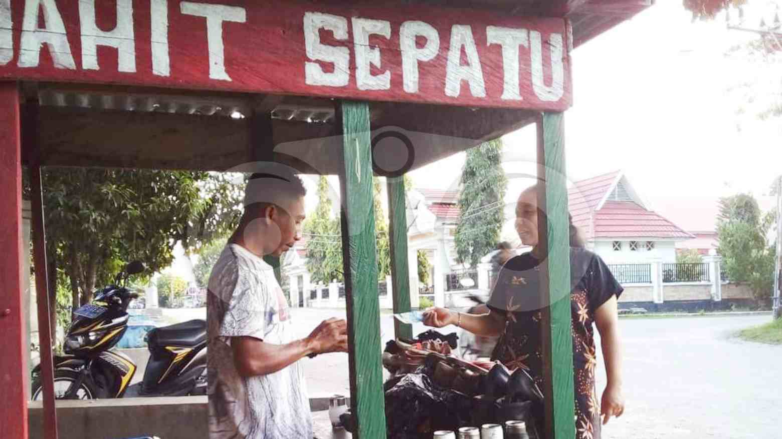 Tamatan SMP Sukses Buka Usaha Sol Sepatu di Butur, Termotivasi Pidato Jokowi