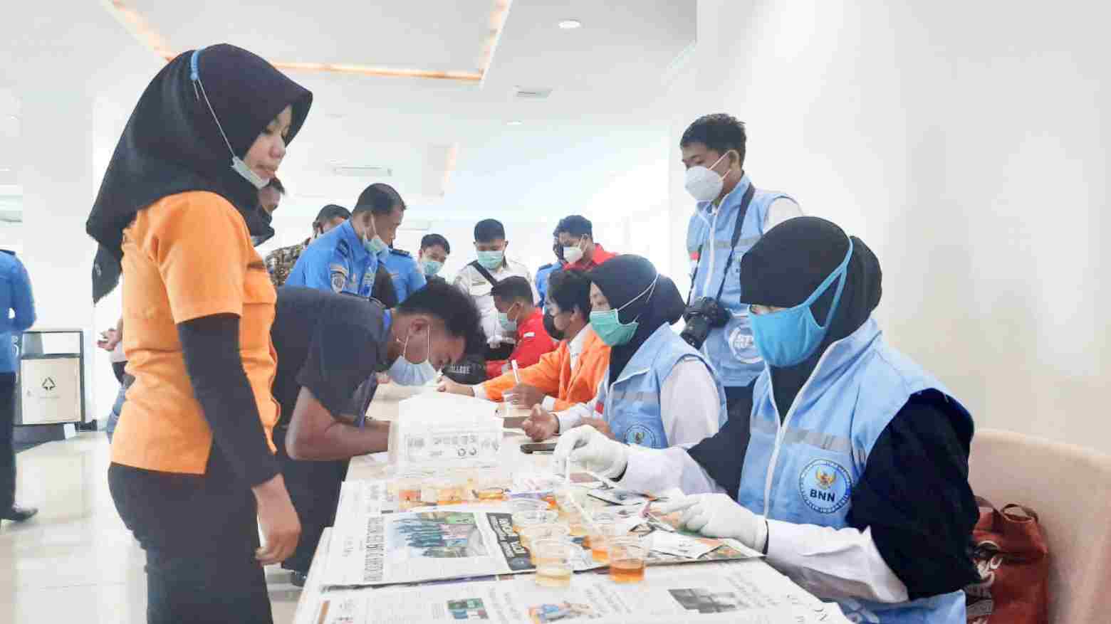 Ratusan Pegawai Bandara Haluoleo Dites Urine Narkoba