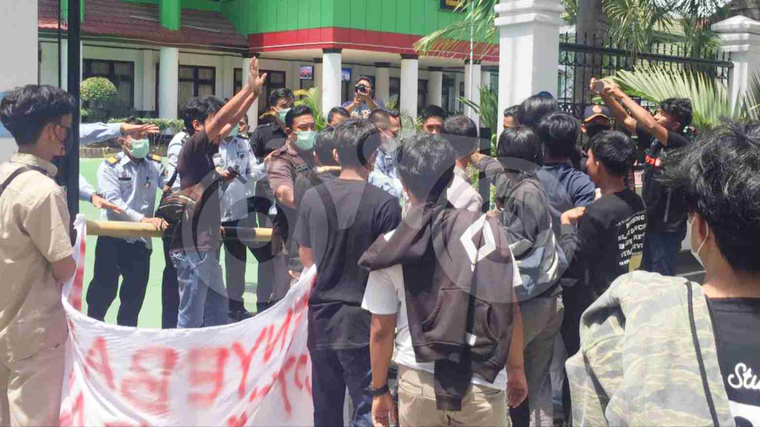 Unjuk Rasa di Kantor Kemenkumham Sultra Bentrok