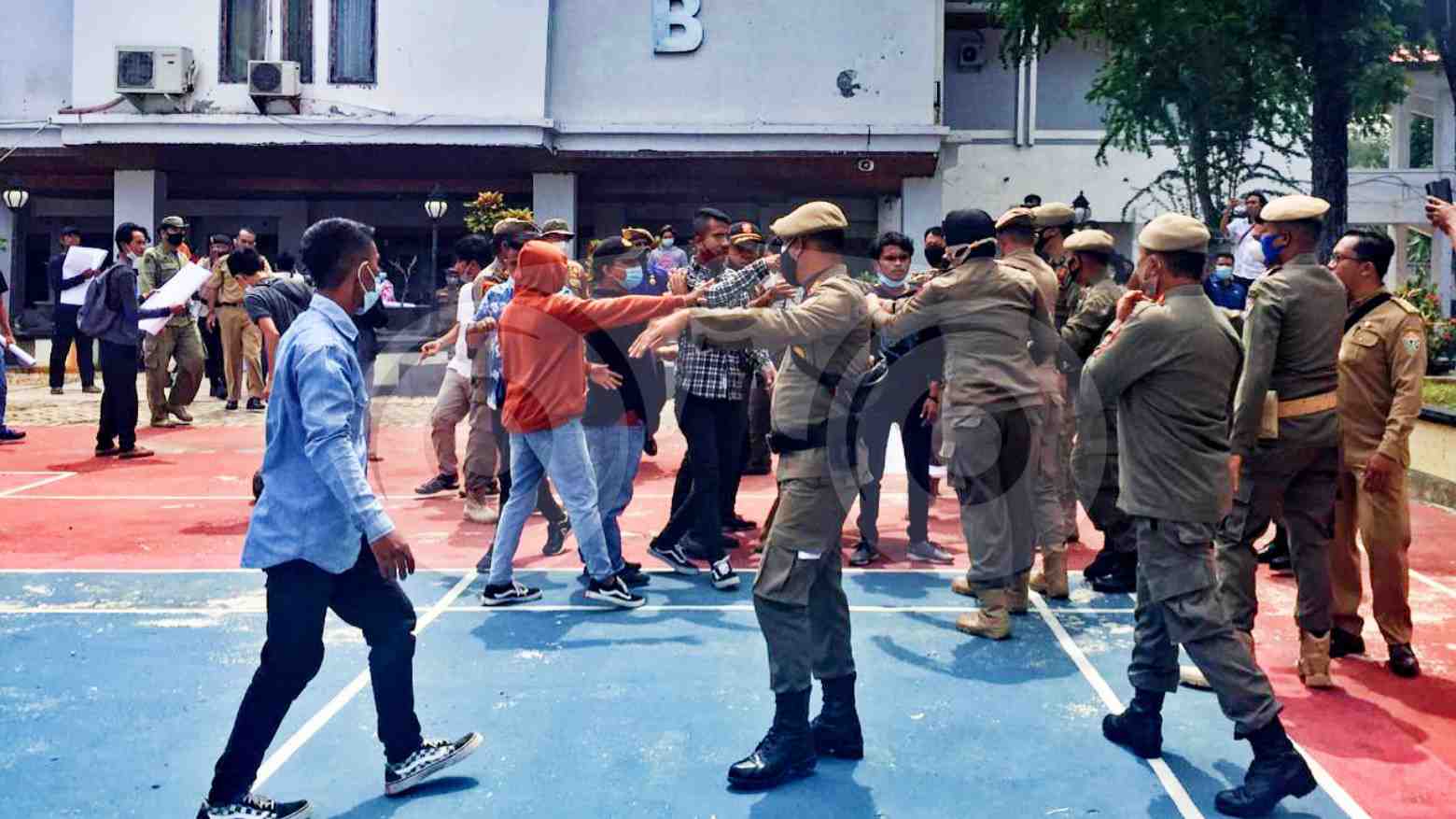 Unjuk Rasa LKPD di DPRD Sultra Bentrok  dengan Satpol PP