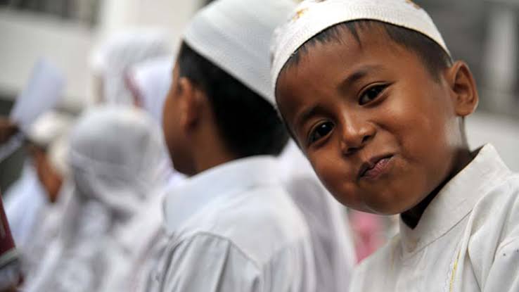10 Keutamaan Menyantuni Anak Yatim yang Sayang Dilewatkan