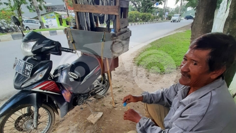 10 Tahun Jualan Parang, Kekek Ini Bersyukur Meski Seharian Tak Laku