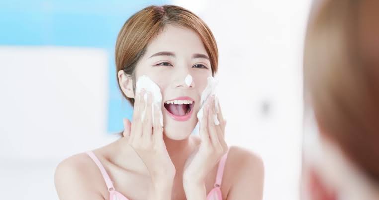 3 Kebiasaan Interaksi dengan Teknologi yang Bisa Rusak Kesehatan Kulit