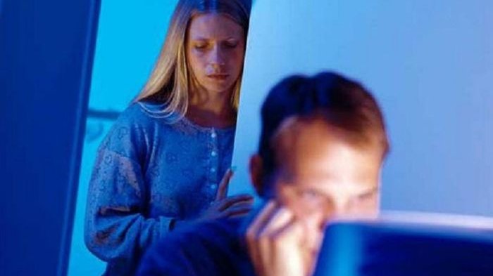 4 Alasan Suami Lebih Suka Nonton Film Porno Ketimbang Bercinta dengan Istri