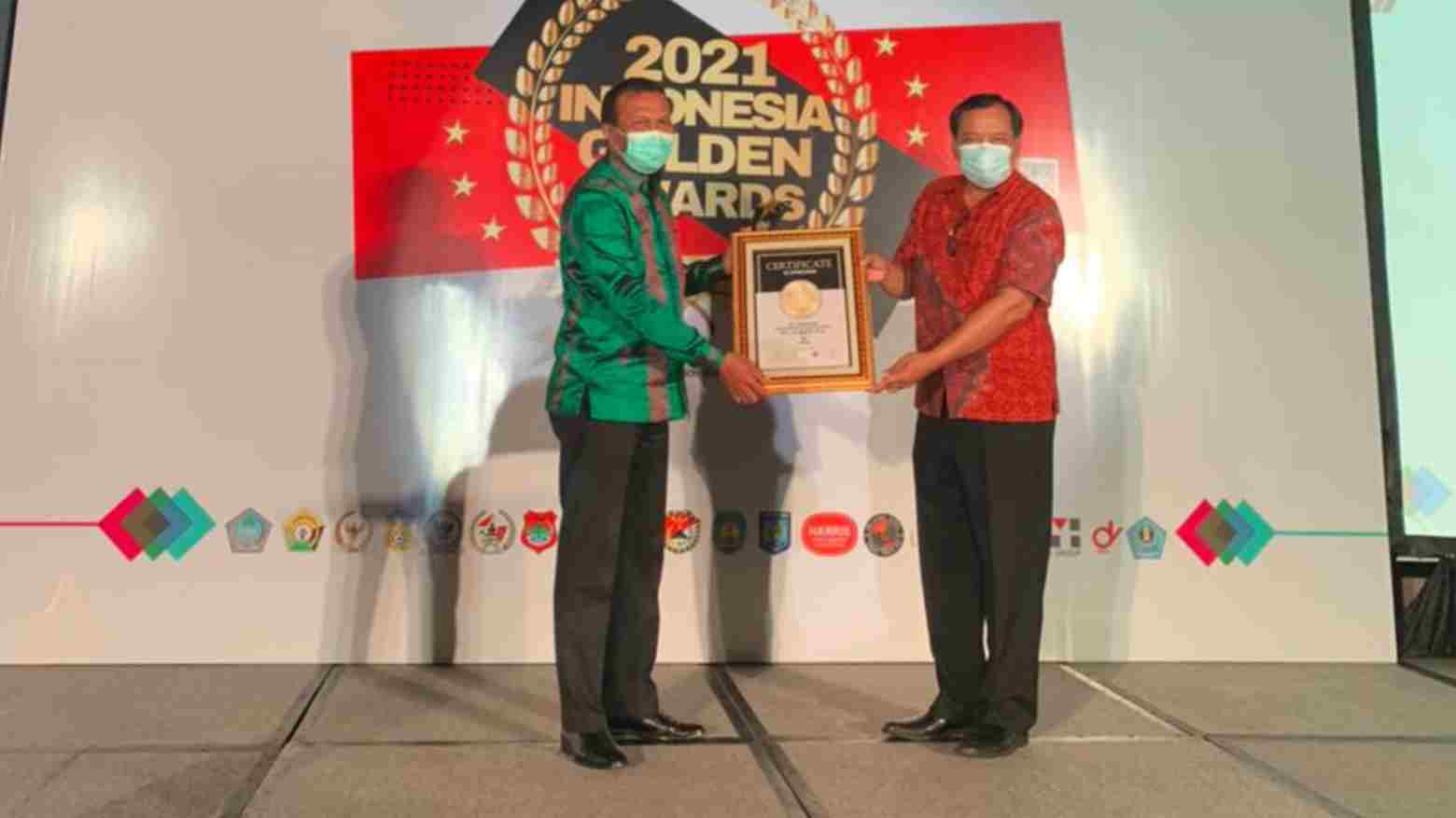 Bupati Buton Raih Penghargaan The Best Regent pada Indonesia Golden Awards 2021