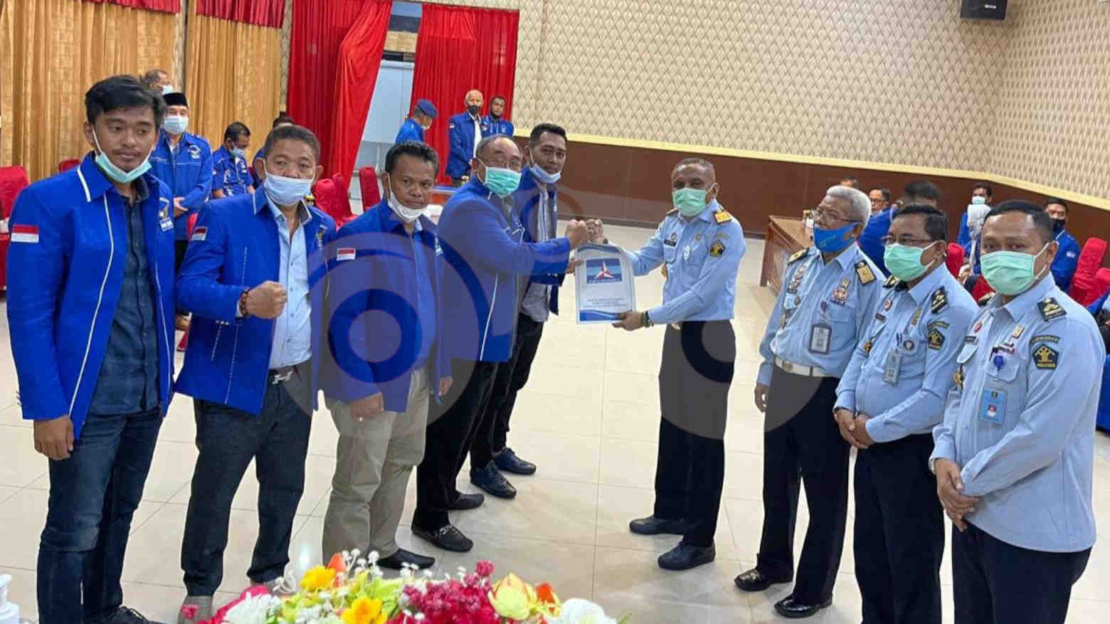 Demokrat Sultra Serahkan SK Kepengurusan Partai dan Ikrar Setia kepada AHY