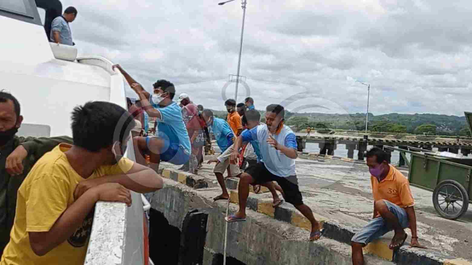 Foto Humanis: Berburu Rezeki di Pelabuhan