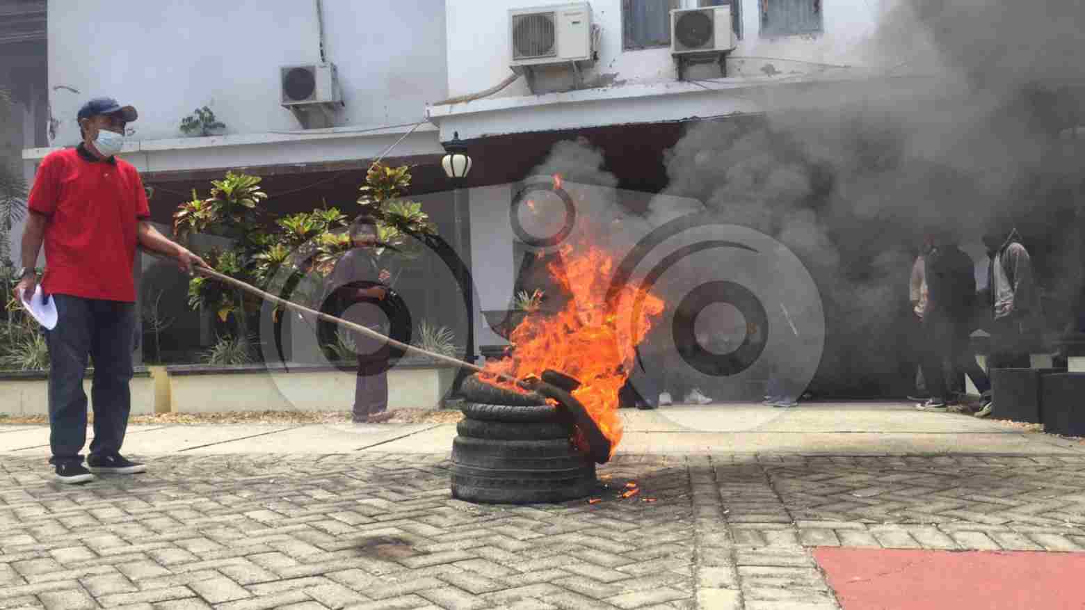 Gedung DPRD Sulawesi Tenggara Dikepung Asap Ban Bekas
