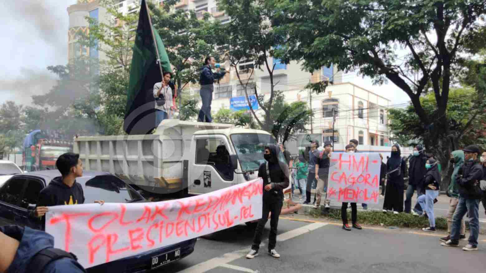 Jelang Kedatangan Jokowi ke Makassar, Mahasiswa Blokade Jalan Poros