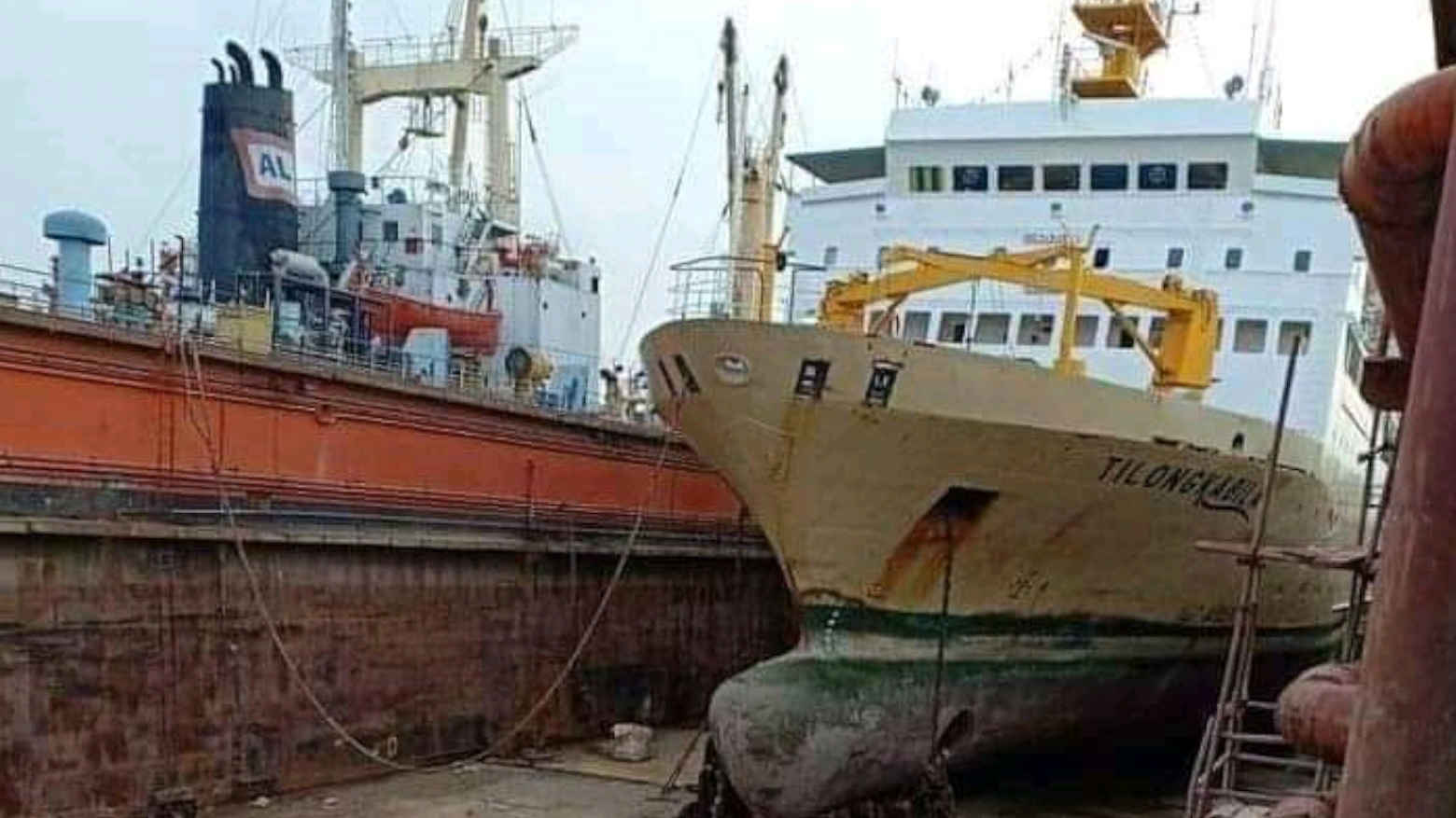 Lebih Sebulan Docking, Penumpang KM Tilongkabila Diminta Bersabar
