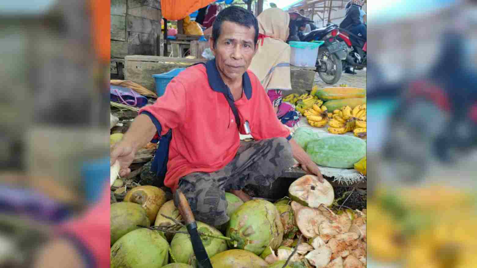 Meski Penghasilan Pas-pasan, Penjual Kelapa Muda Ini Mampu Sekolahkan Dua Anaknya hingga Sarjana