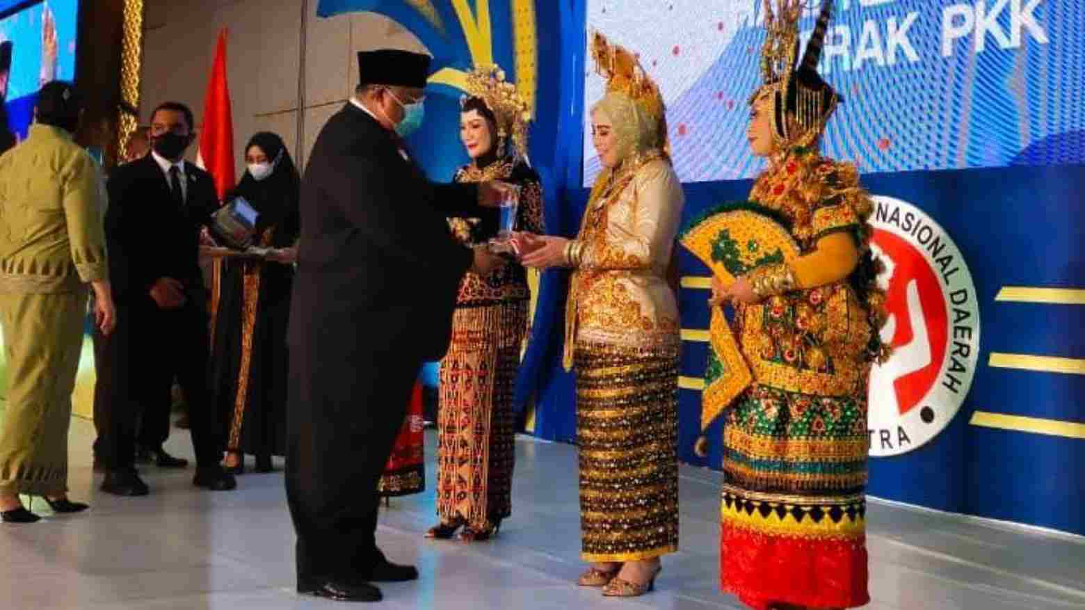 Peragakan Busana Pengantin Daerah, Istri Bupati Antarkan Muna Juara Umum