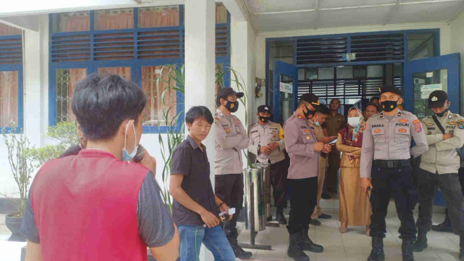 Puluhan Aktivis Konawe Tuntut Akitivitas Tambang Pasir di Konawe