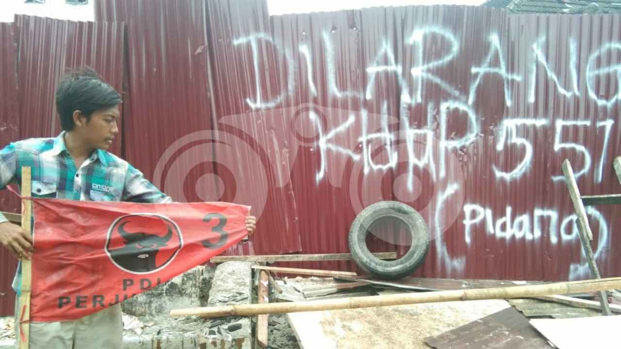 Rumah Penuh Bendera PDIP Dirobohkan, Penghuni Rumah Harap Jokowi Beri Keadilan