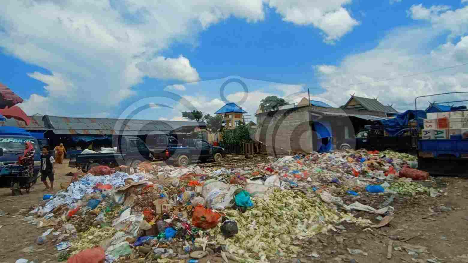 Sampah Menumpuk, Pedagang dan Pengunjung Pasar Baruga Keluhkan Bau Tak Sedap