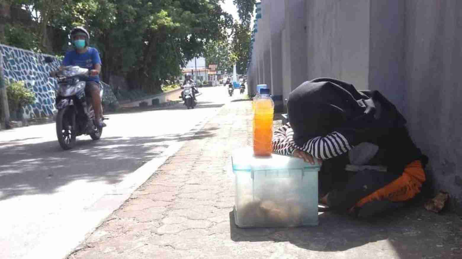 Semangat Bocah SD Jualan Jalangkote hingga Tertidur di Pinggir Jalan