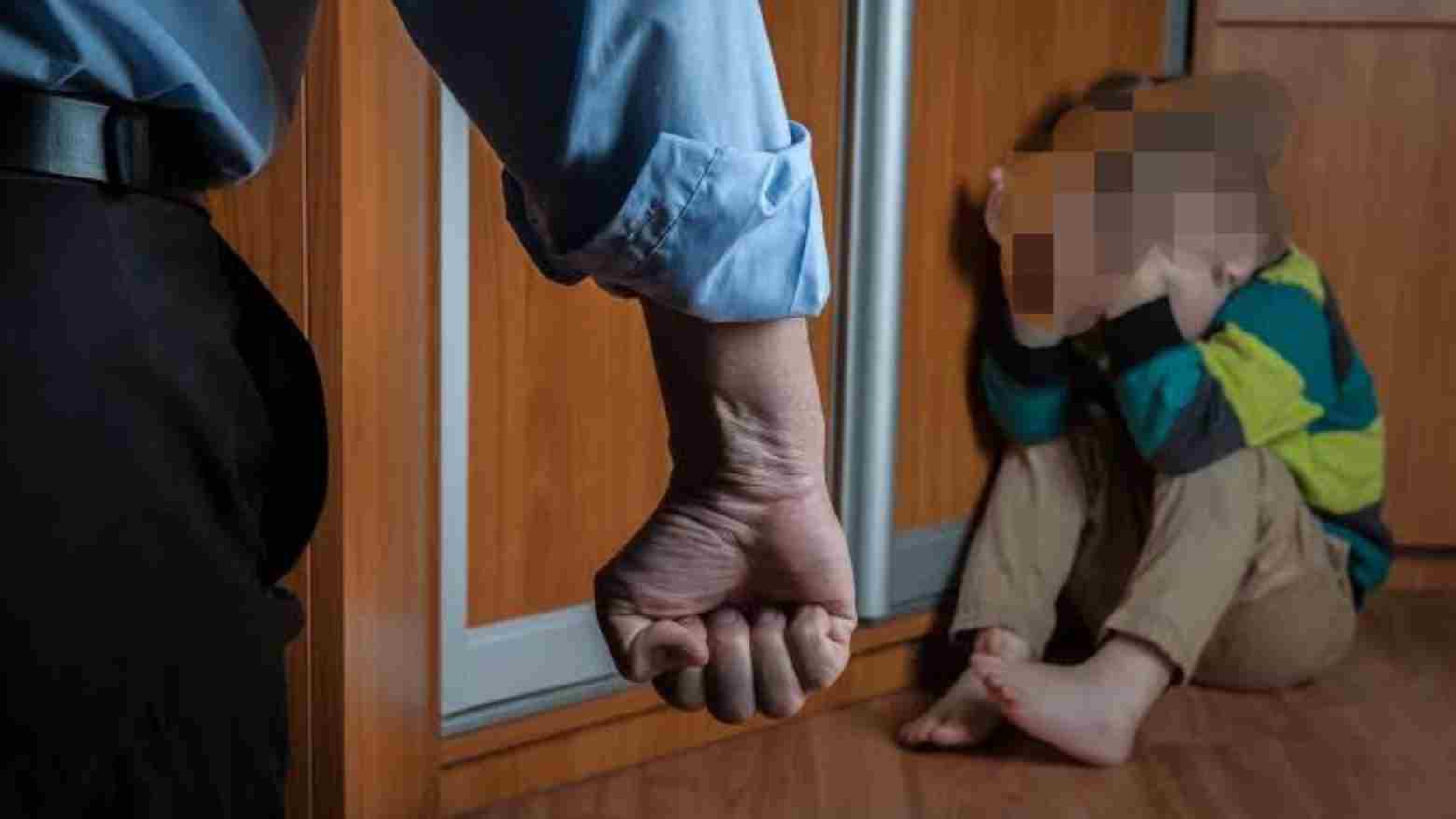 Seorang Pria Dewasa Pukuli Bayi 2 Tahun Cuma Gegara HP Dilempar