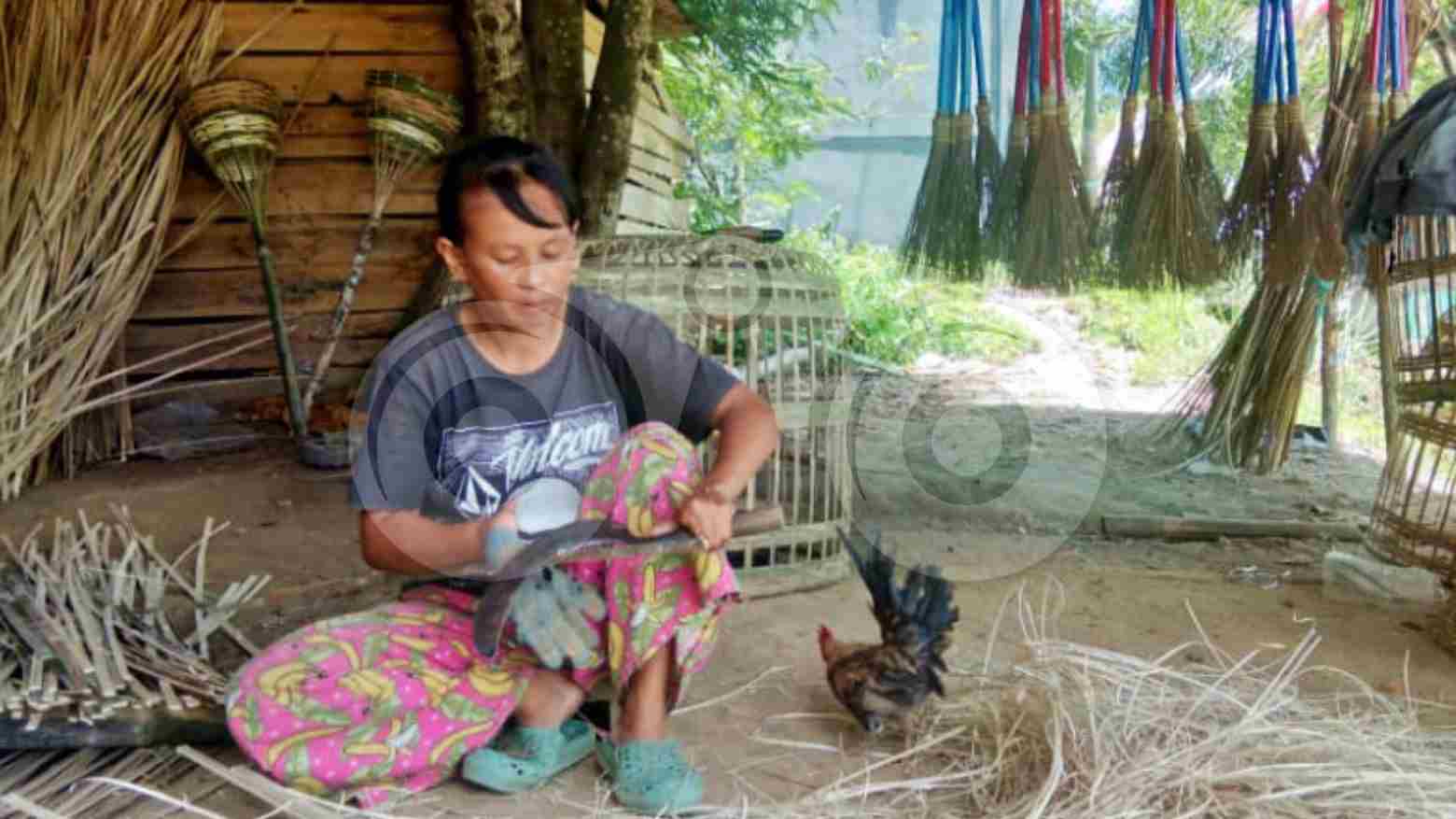 Sulitnya Menjual Kandang Ayam, Tirai hingga Sapu dari Olahan Bambu