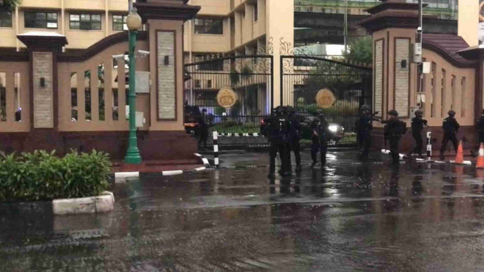 Terduga Teroris Serang Mabes Polri Dua Orang, Saksi: Perempuan Tewas Tertembak, Laki-Laki Kabur