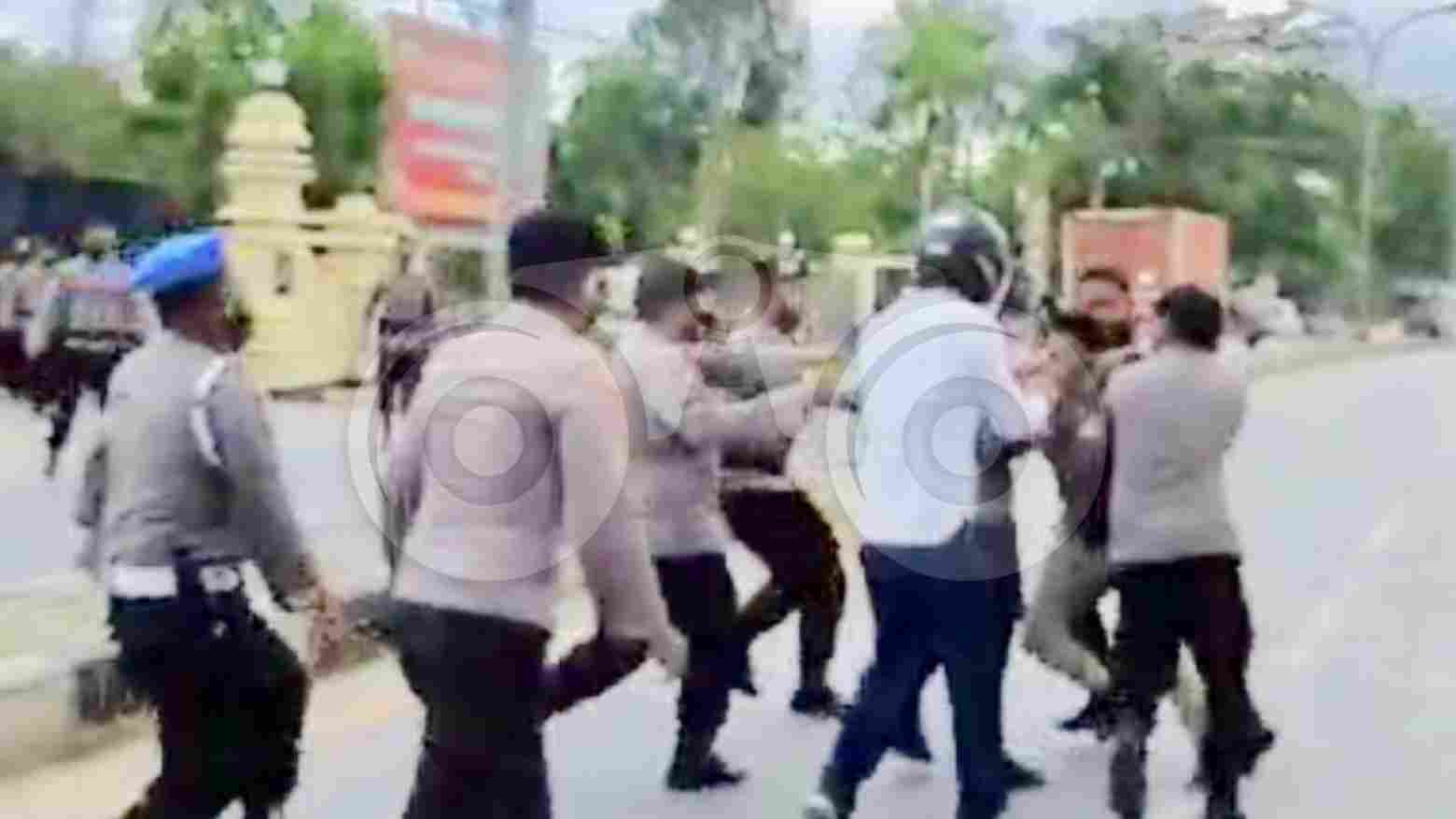 Unjuk Rasa di Kendari Bentrok, Massa dan Jurnalis Dipukul Polisi