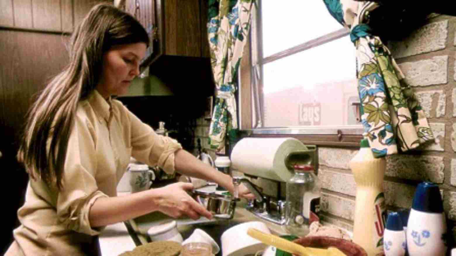 Viral: Seorang Wanita Dibayar Suaminya Rp 2,8 Miliar karena Urus Pekerjaan Rumah
